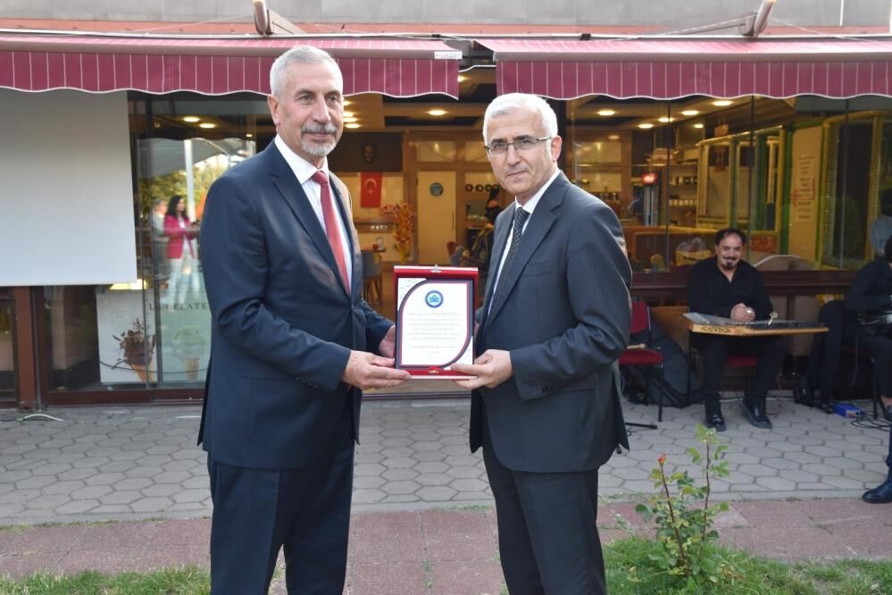 Emekliye ayrılan İdari ve Mali İşler Daire Başkanı Necmettin Başkut'a plaket