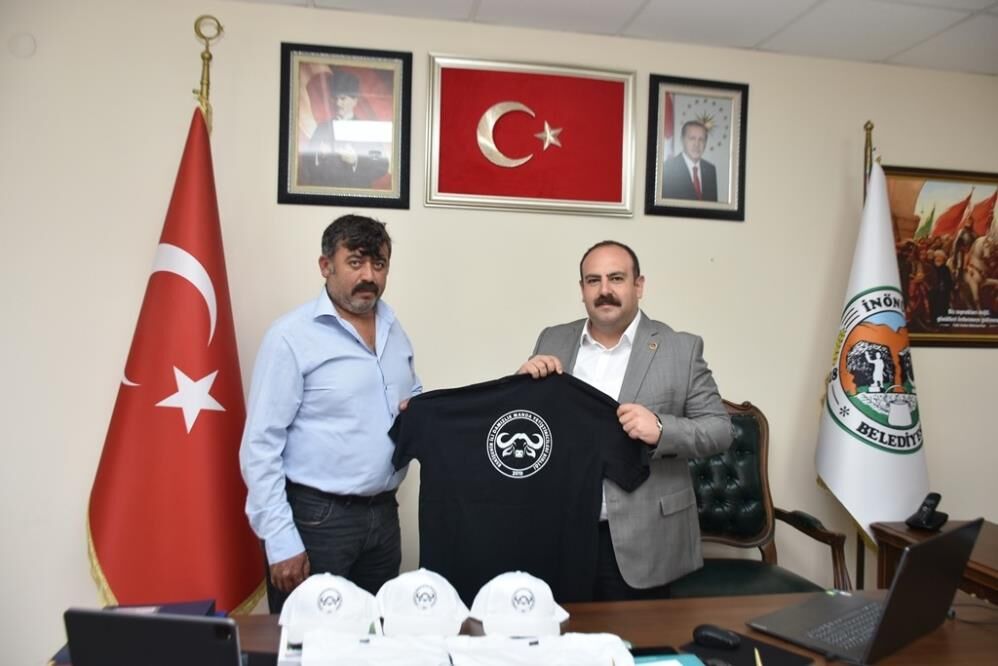 Manda üreticilerine tişört ve şapka