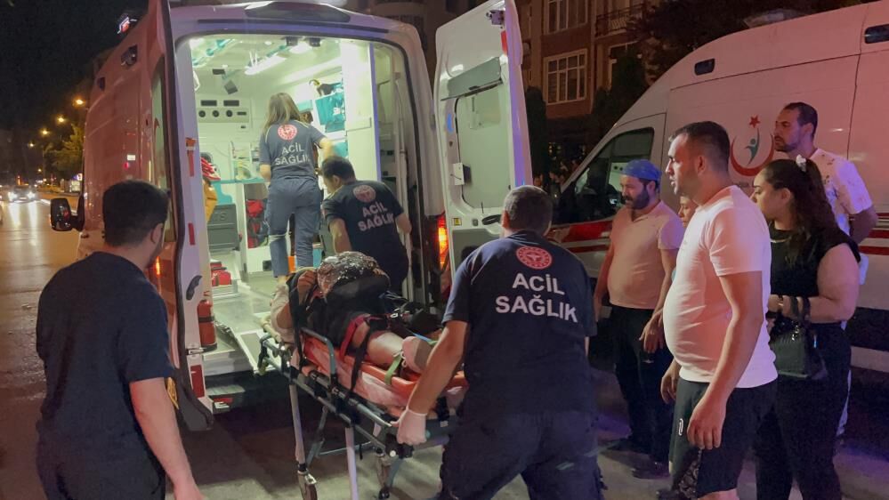 Yayalara motosiklet çarptı: 1'i ağır 3 yaralı