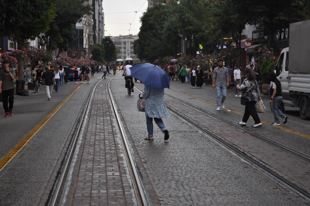 Sağanak yağışa hazırlıksız yakalandılar