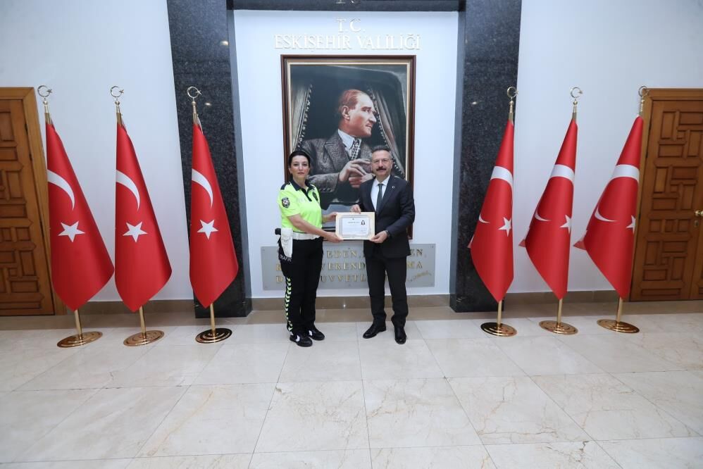 Emniyet kemeri uyarısı yapan polise başarı belgesi verildi