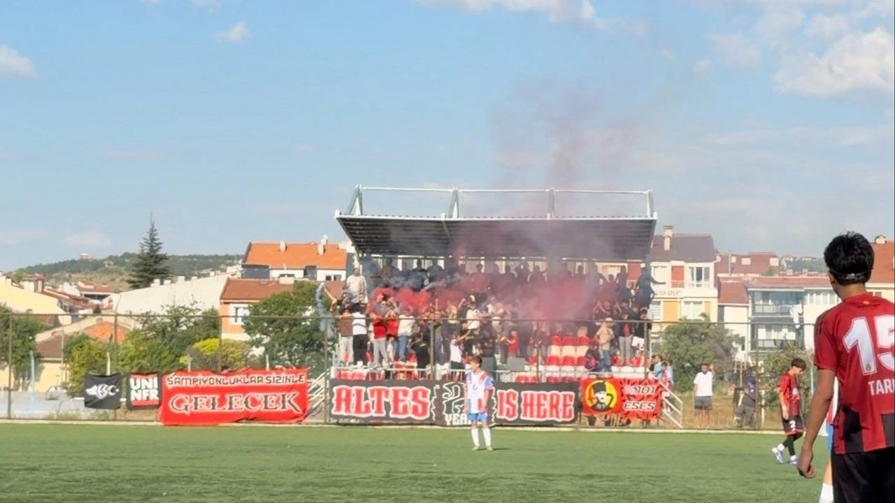 Uni Nefer yine tribündeydi!