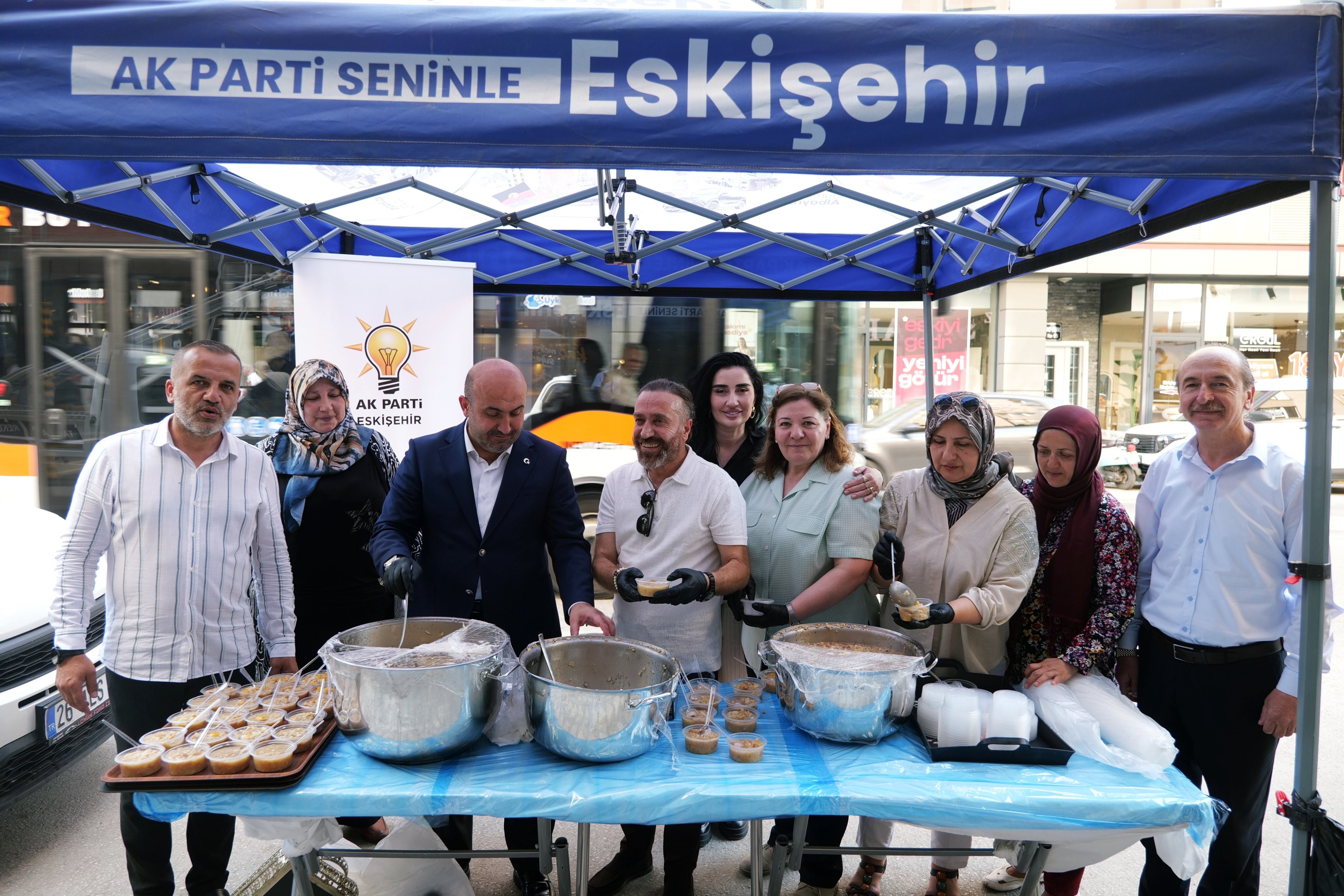 AK Parti Eskişehir Teşkilatından Bulvarda Aşure İkramı
