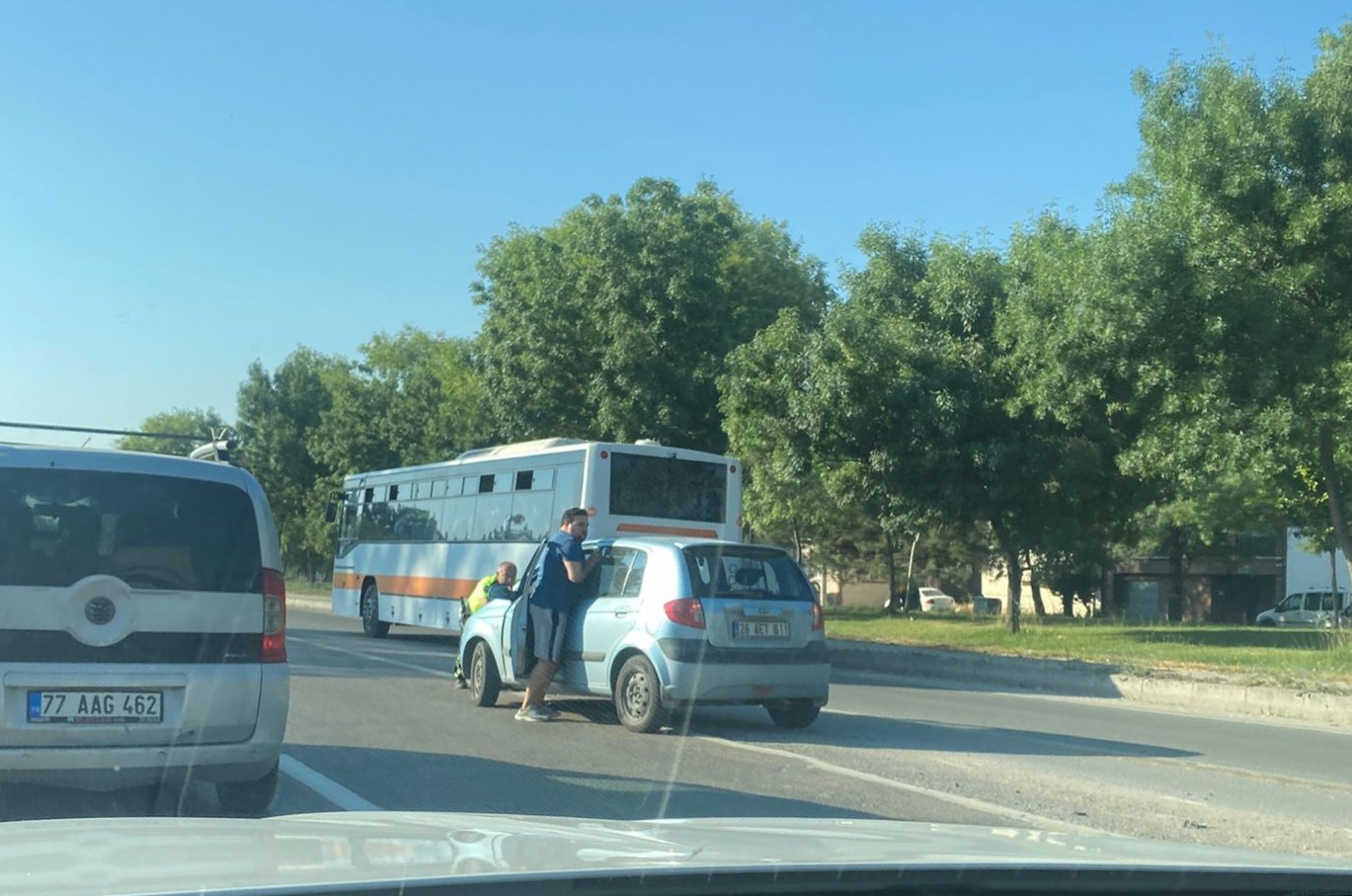 Yol Ortasında Kalan Sürücüye Trafik Polisinden Yardım Eli