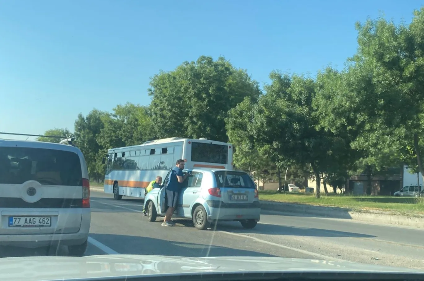 Yol Ortasında Kalan Sürücüye Trafik Polisinden Yardım Eli