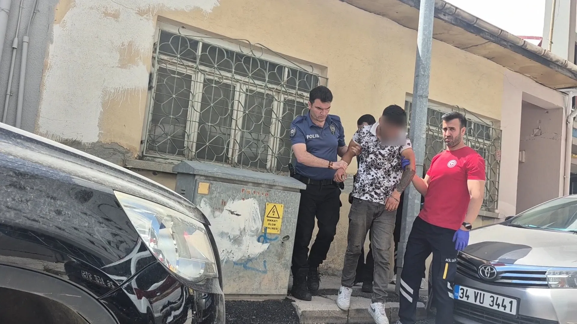 Eskişehir’de Dehşet Anları! Kaldırımda Elinde Silahla Hareketsiz Yatan Genç Paniğe Yol Açtı