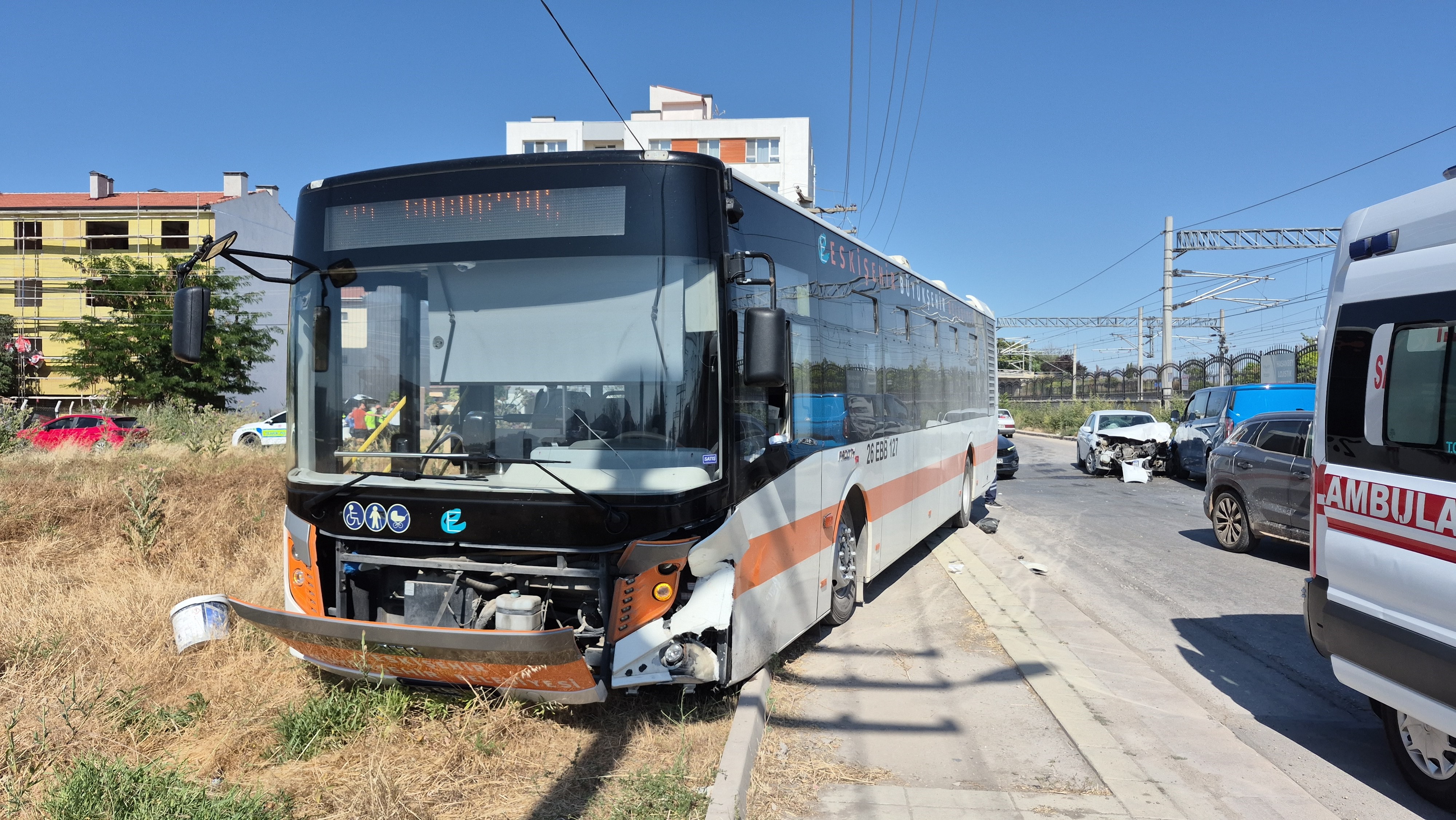 Eskişehir'de İki Belediye Aracının Çarptığı Otomobilde 2 Yaralı