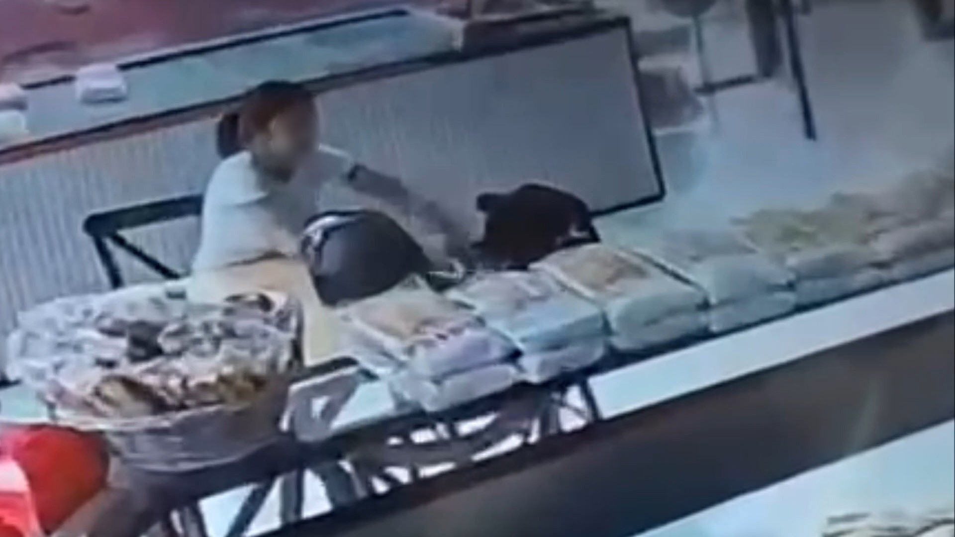 Eskişehir'de Fırından Şekerlik Çalan Kadın Kameraya Yakalandı