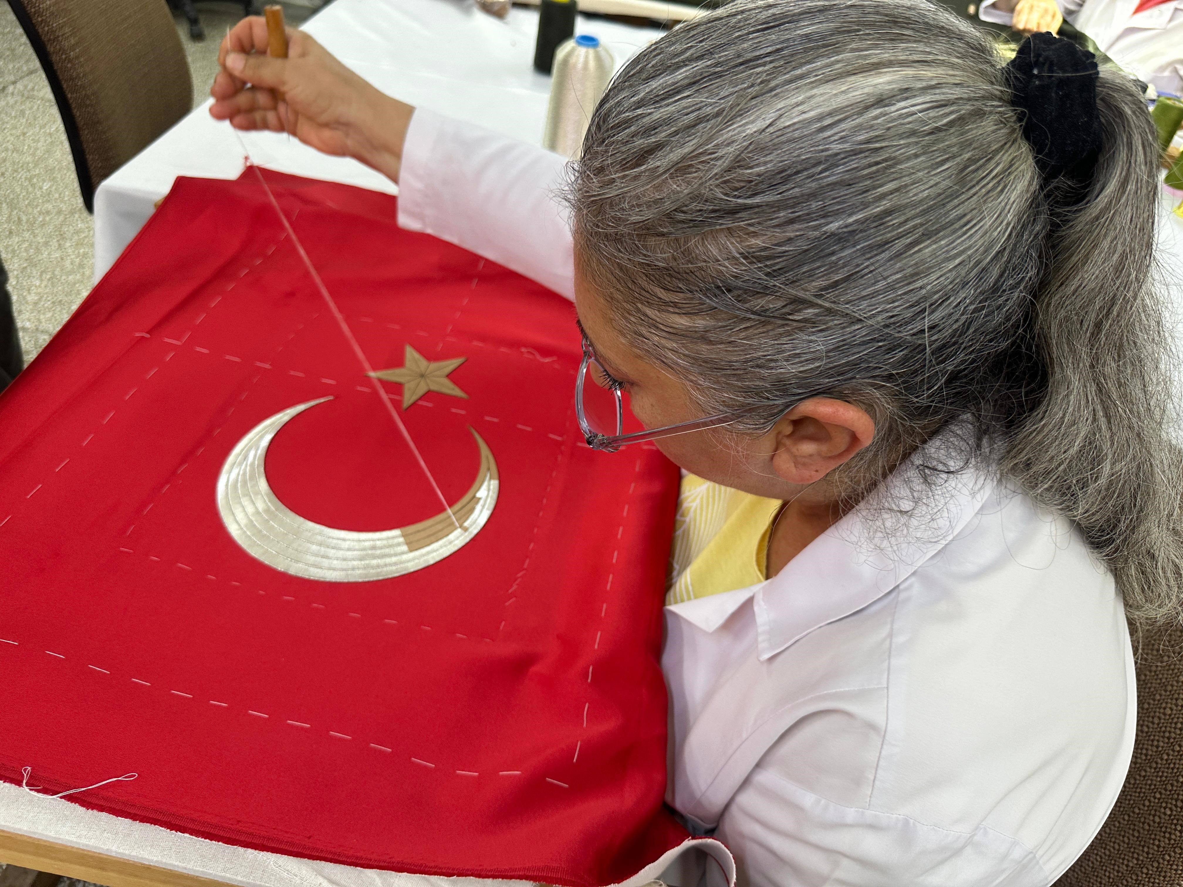 Türk Bayrağı Geleneksel Tekniklerle Yeniden İşleniyor