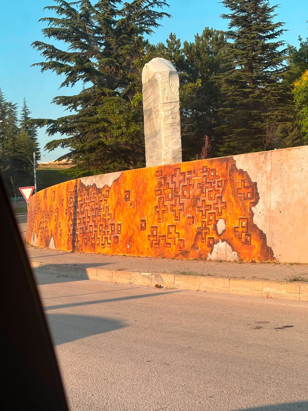 Eskişehir'de Park Duvarındaki Figürlere Sert Tepki