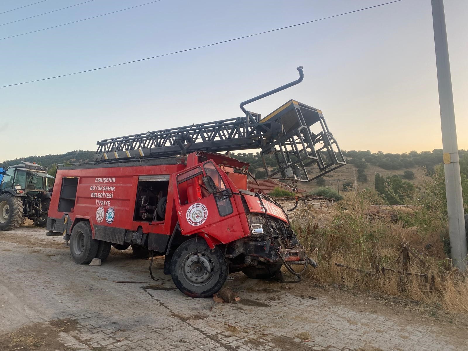 Yangın Dönüşü Eve Çarpan İtfaiye Aracındaki 3 Er Yaralandı