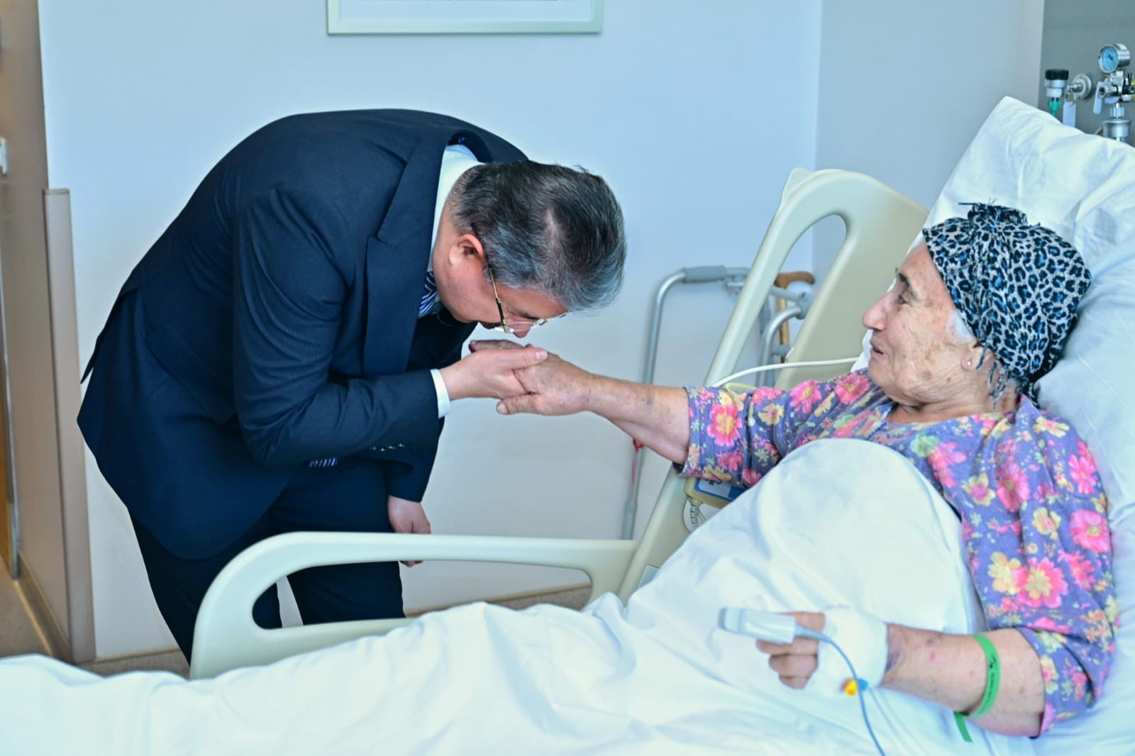 Vali Dr. Erdinç Yılmaz'dan Şehit Annesine Hastanede Ziyaret