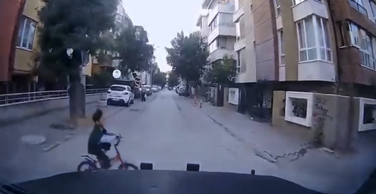 Eskişehir'de Bisikletli Çocuk Otomobilin Önüne Fırladı: Kaza Kıl Payı Atlatıldı