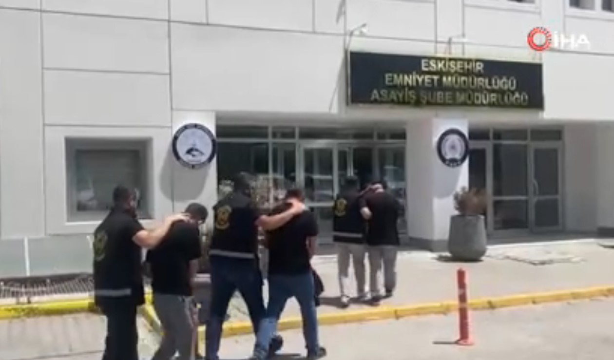 Eskişehir'de Kendisini Polis Olarak Tanıtan 2 Dolandırıcı Tutuklandı