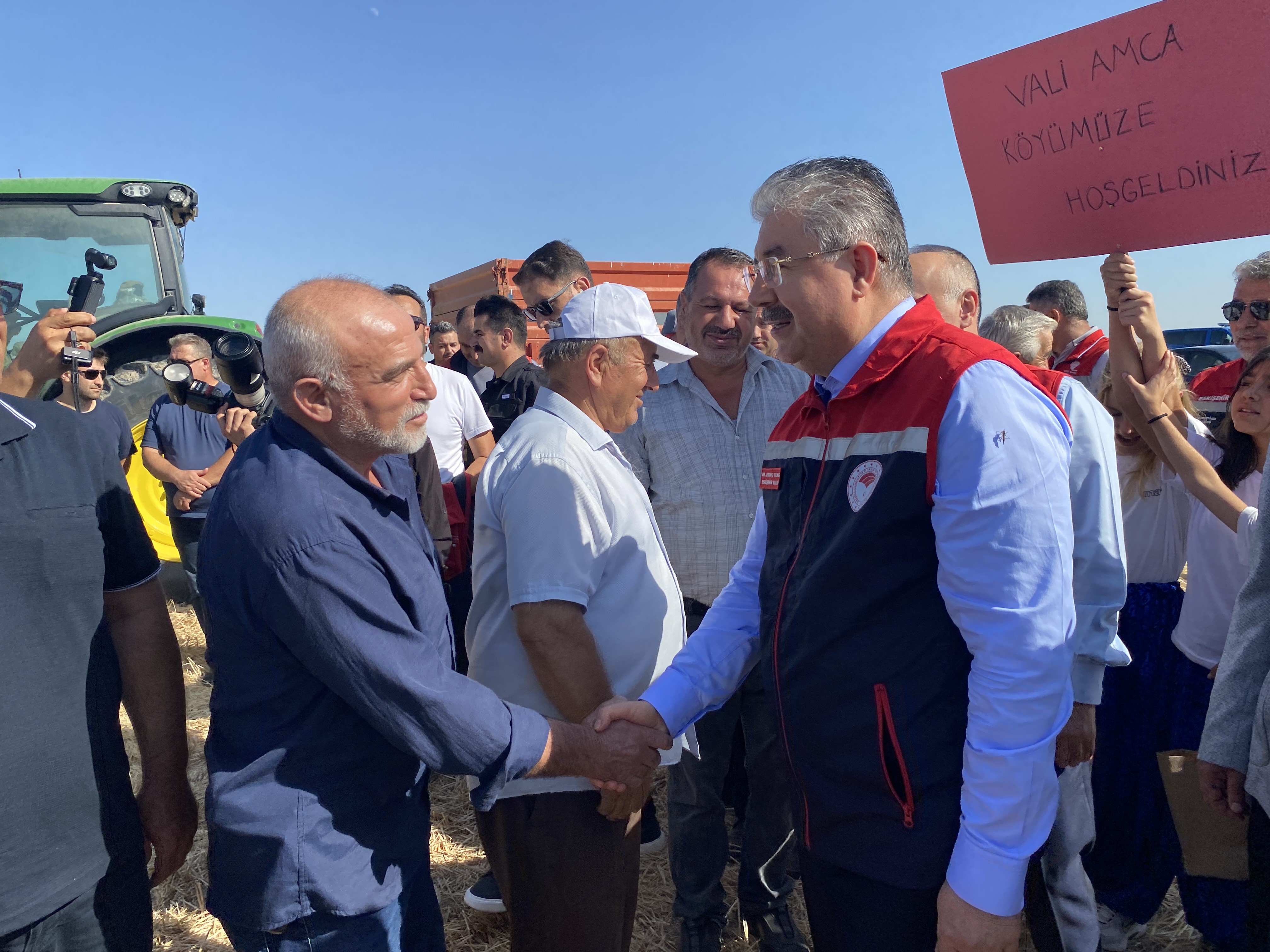 Vali Erdinç Yılmaz Sivrihisar’da Biçerdöver İle Hasat Yaptı