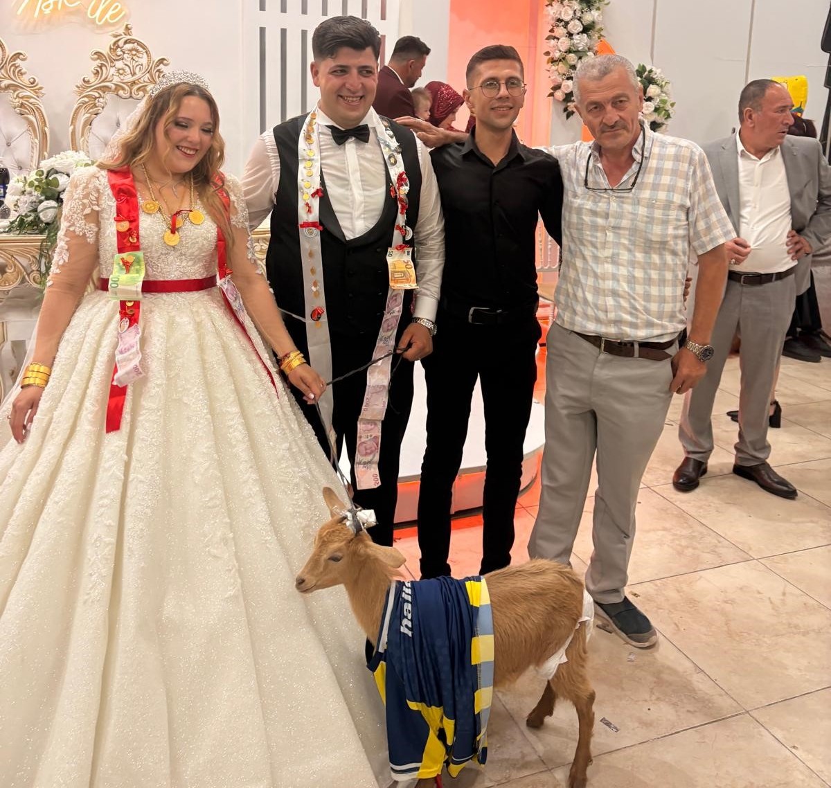 Eskişehir'deki Düğünde Damada Formalı Kuzu Hediye Edildi