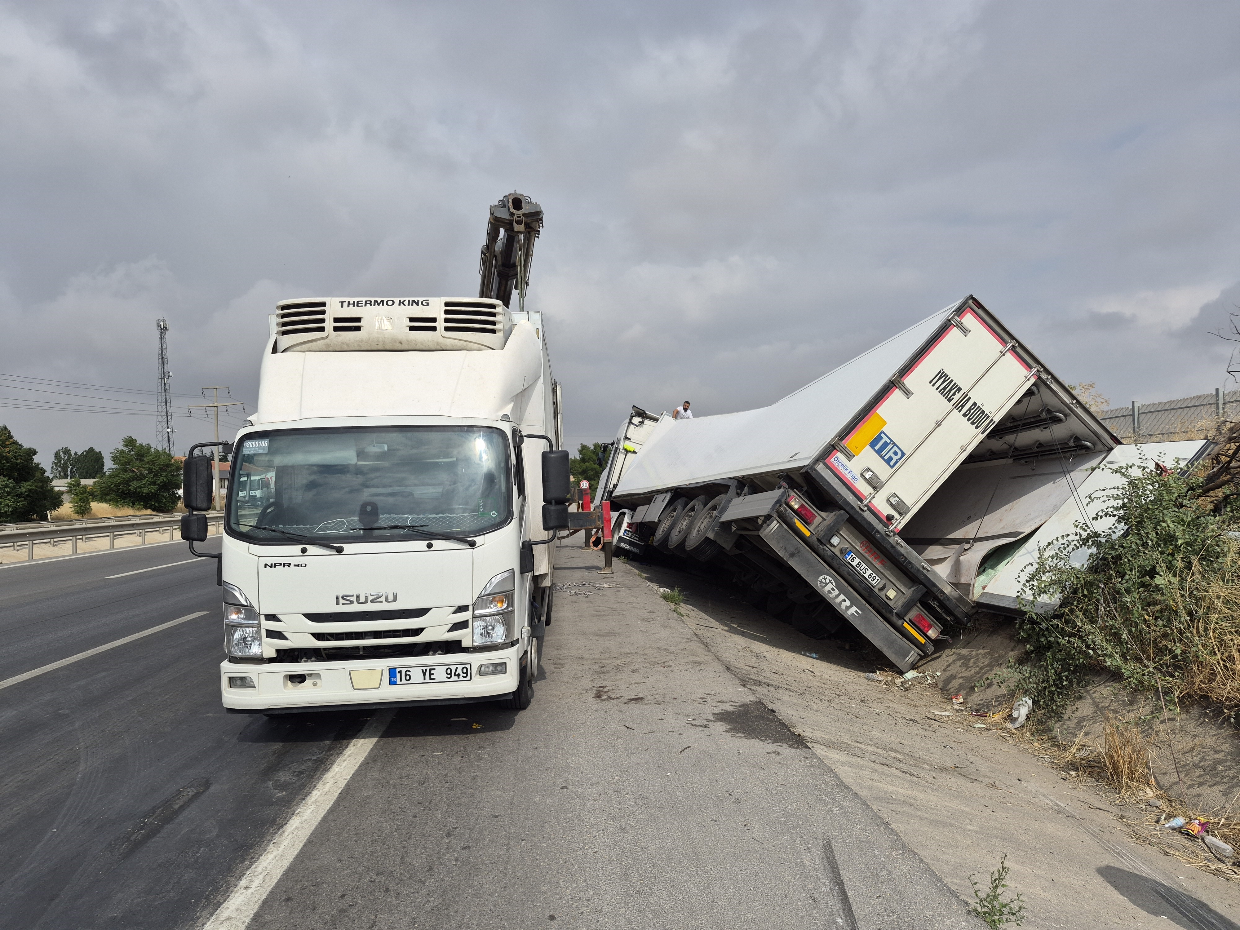 Eskişehir'de Et Yüklü Tır Şarampole Devrildi: Maddi Hasar