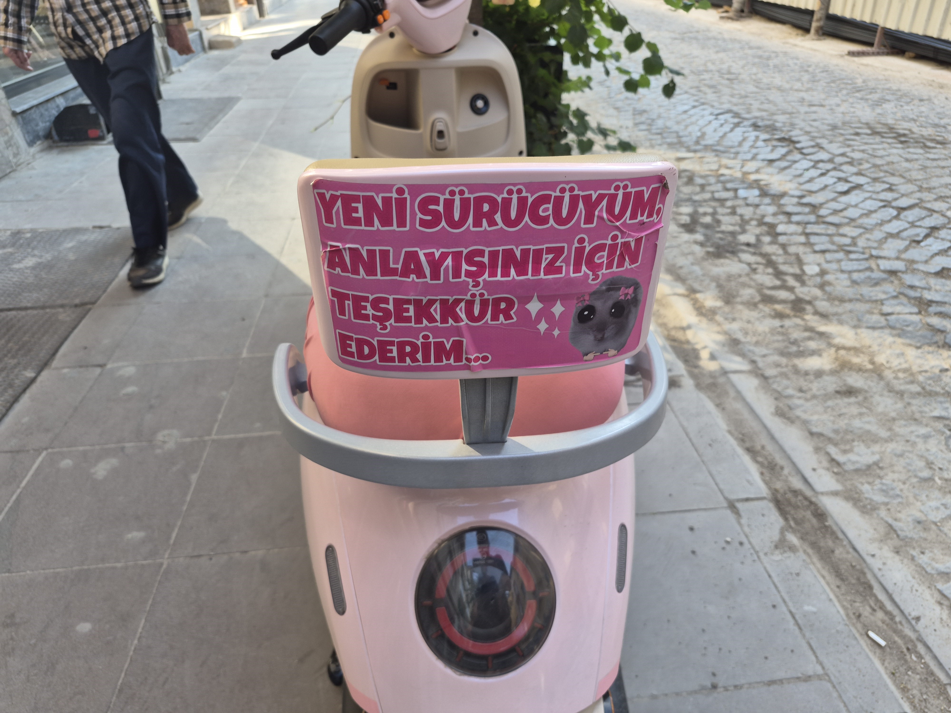 Eskişehir'de Pembe Motosikletteki Sürücü Mesajı İlgi Çekti