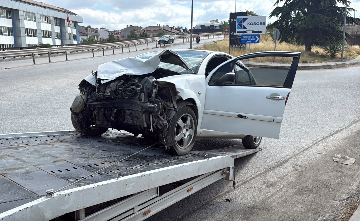 Eskişehir'de İki Otomobil Kafa Kafaya Çarpıştı: İki Yaralı