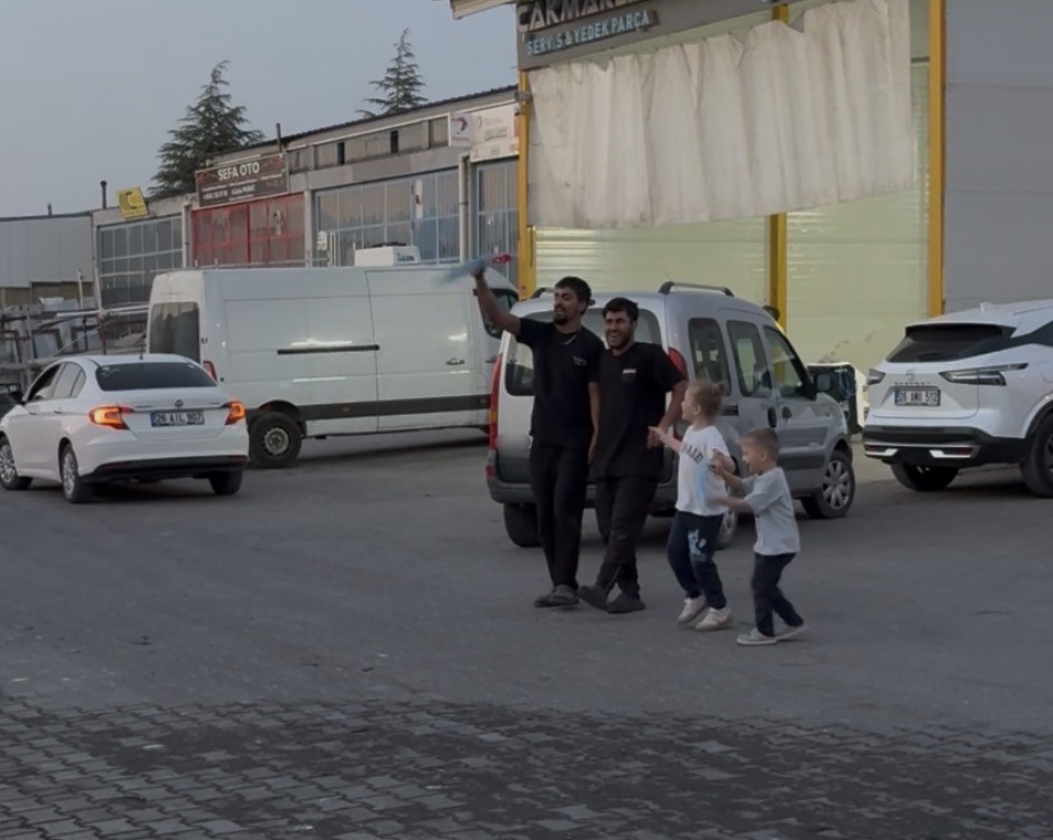 Eskişehir’de tamir atölyesinde halaylı mola