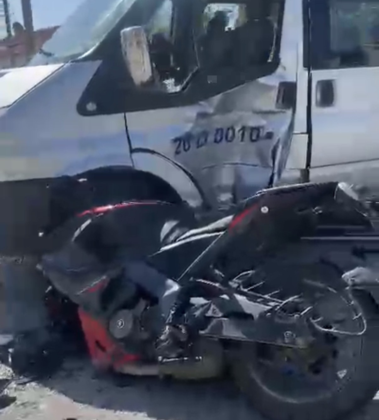 Eskişehir’de motosiklet dolmuşa çarptı: 1 yaralı