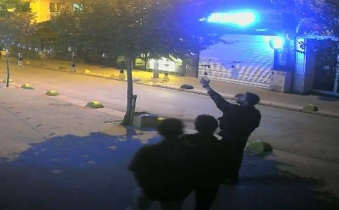 Eskişehir’de sokak ampulü 3 genç tarafından çalındı