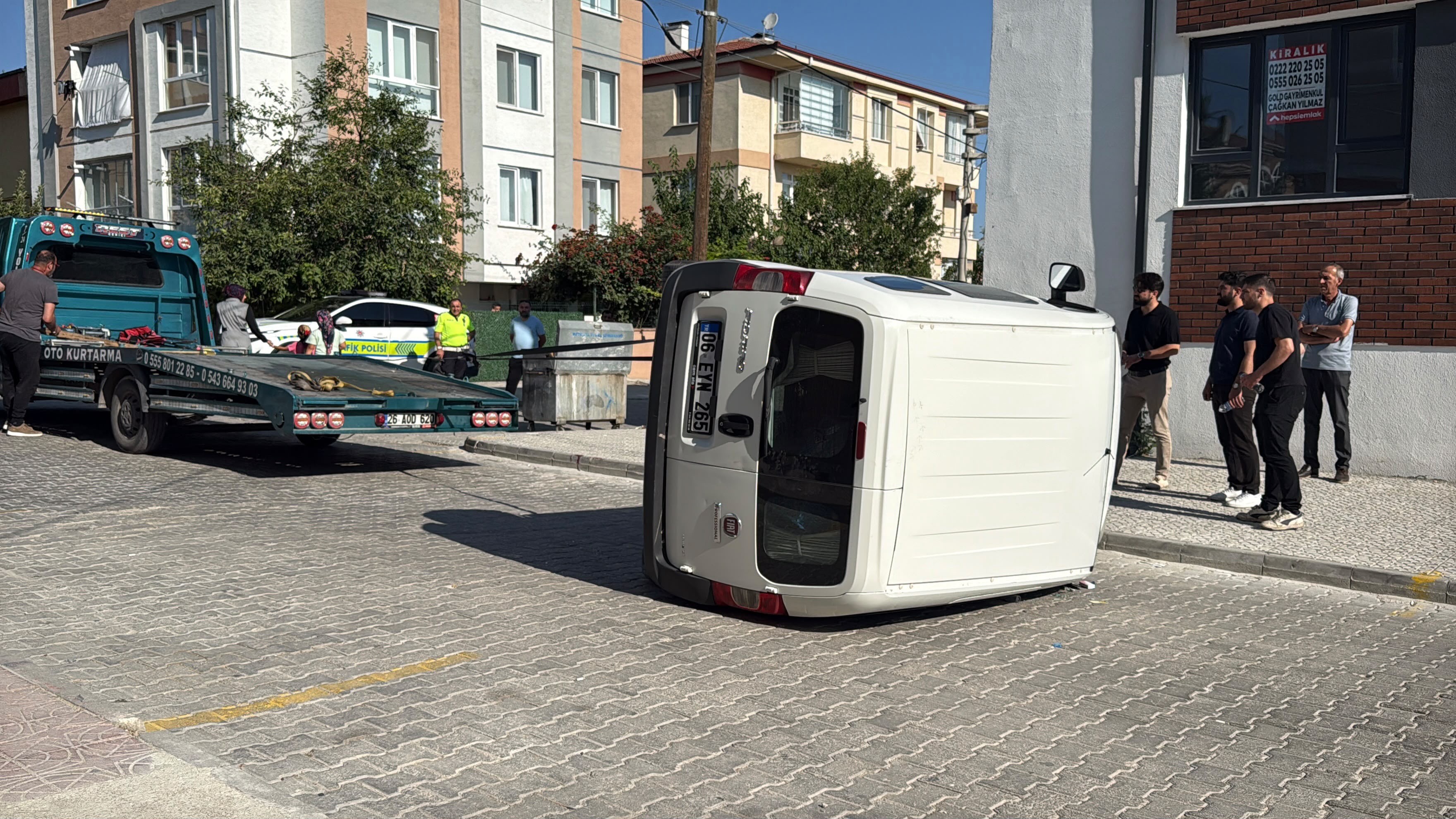 Eskişehir’de iki hafif ticari araç çarpıştı: 3 yaralı