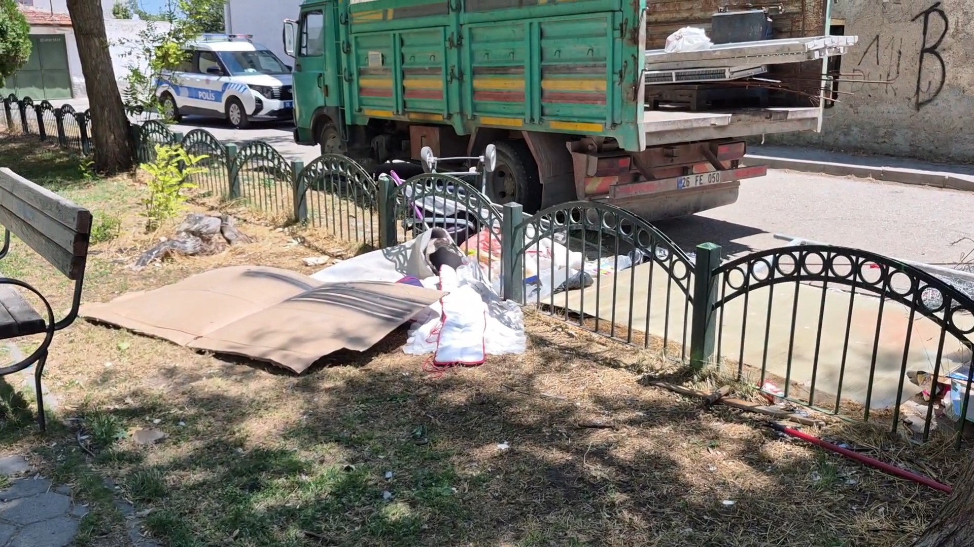 Eskişehir’de kamyonet kasasındaki demirler polisi alarma geçirdi