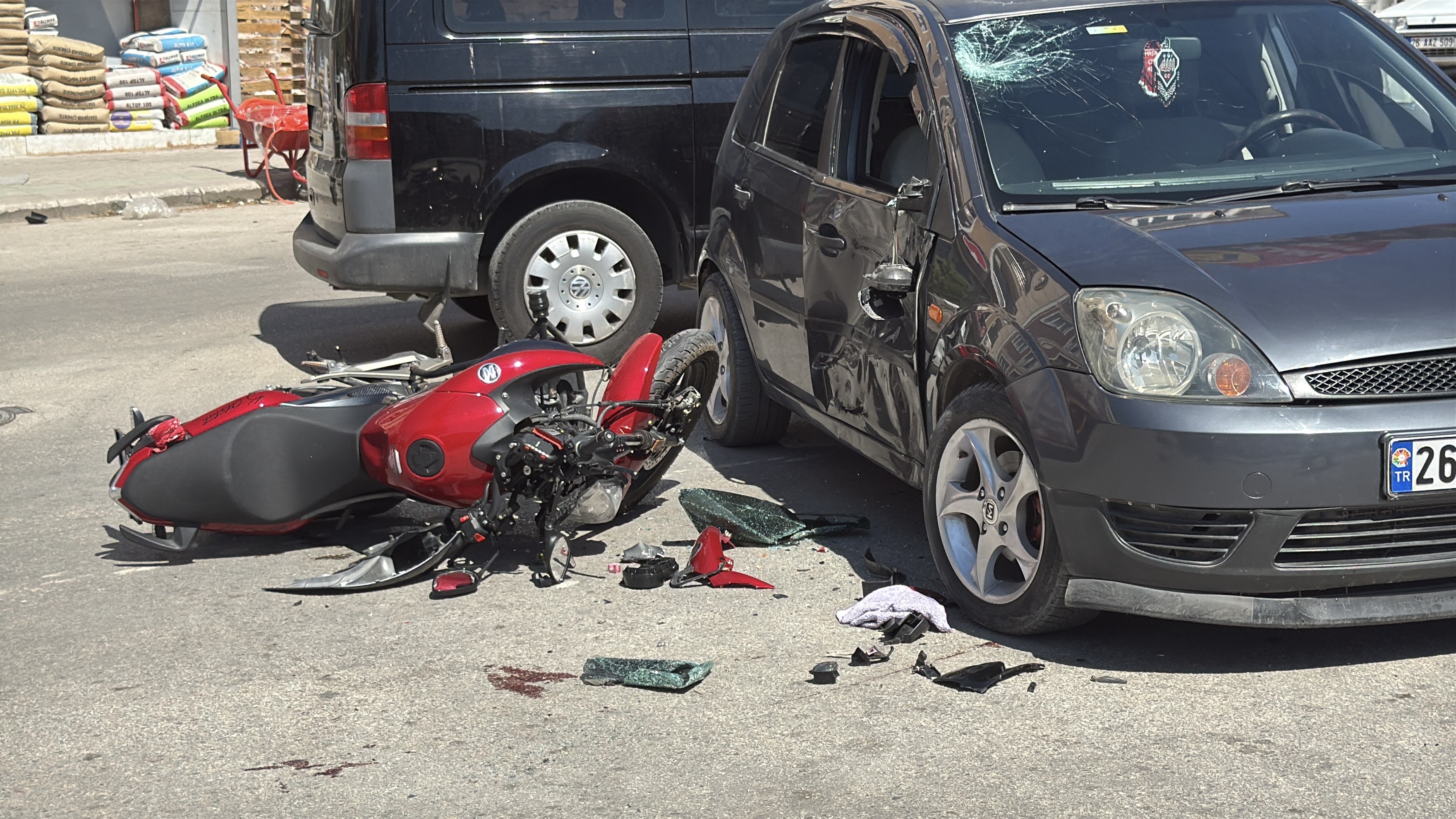 Eskişehir’de motosiklet otomobile çarptı: 1 yaralı