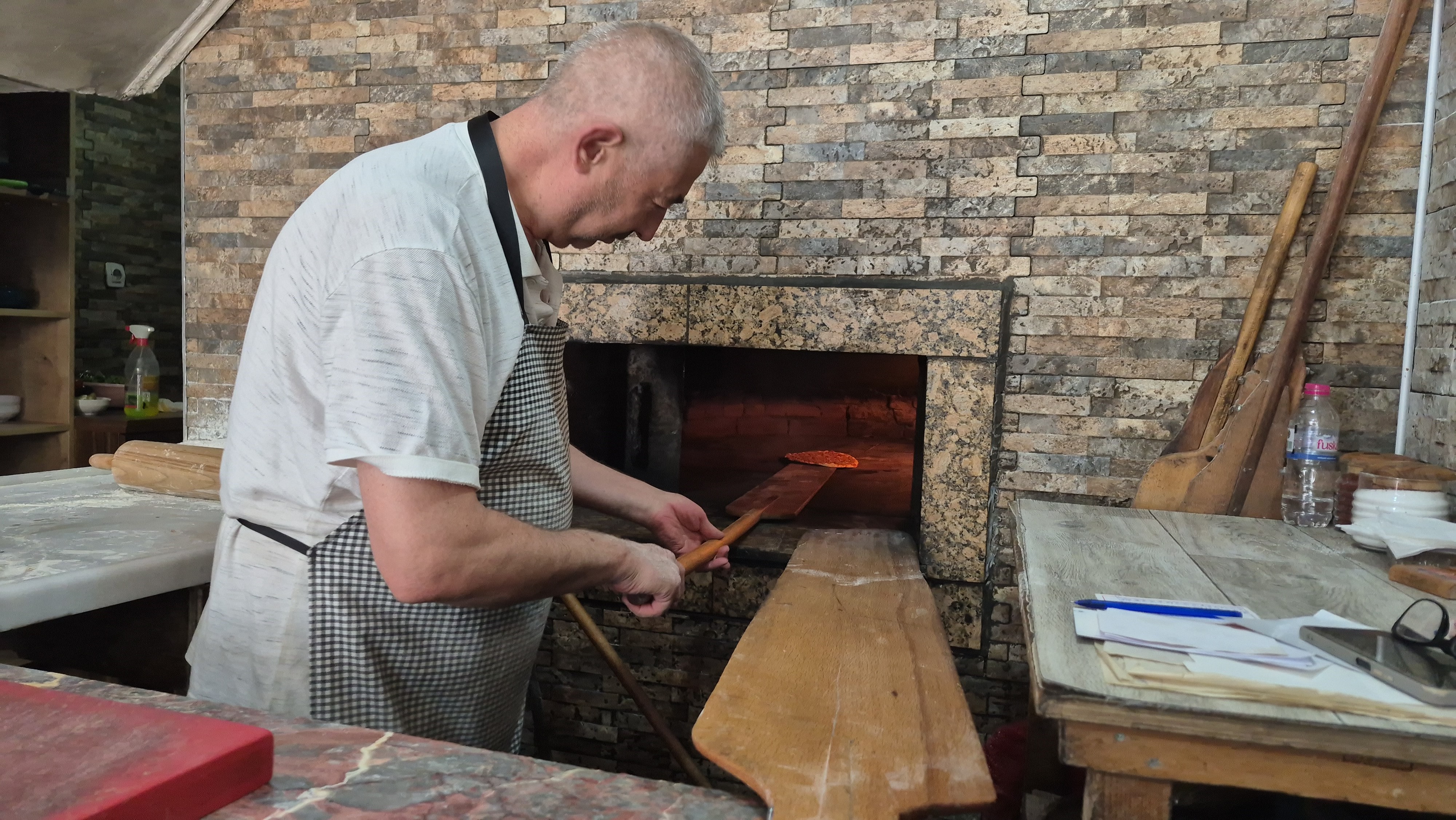 Eskişehir’de 50 yıllık pide ustası yaz sıcağında mesleğini sürdürüyor