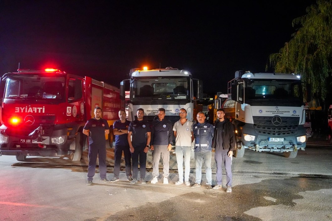 Eskişehir itfaiyesi Aydın’daki orman yangınına destek veriyor