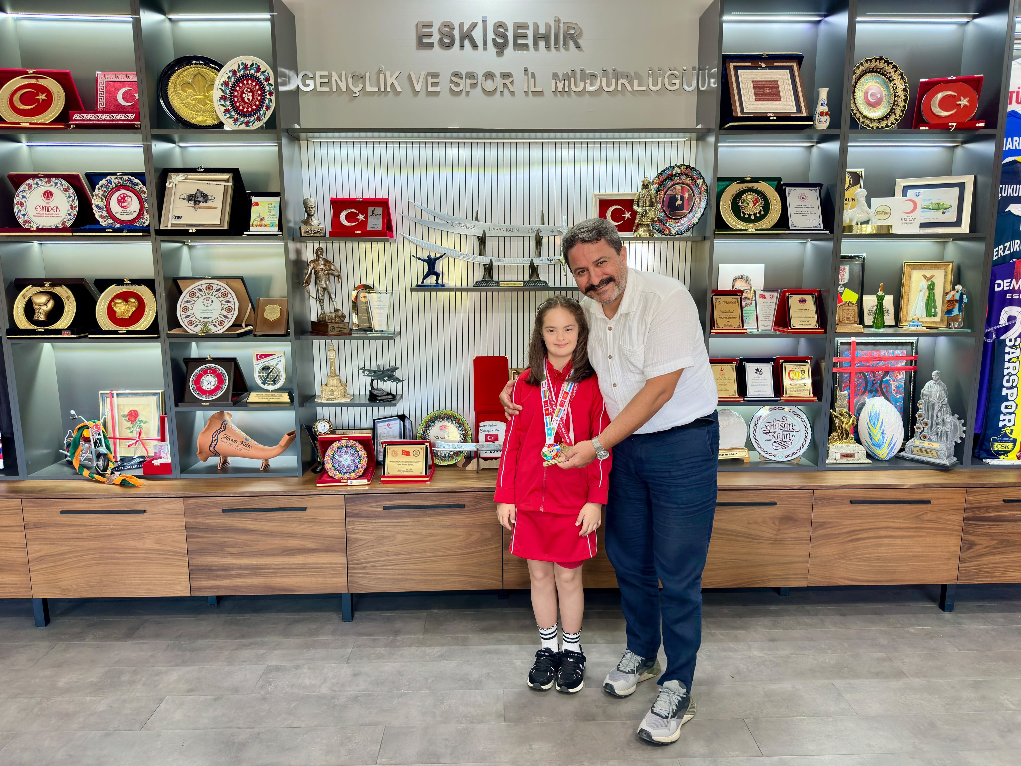 Özel sporcu Elif Ertek'in çifte başarısı gururlandırdı