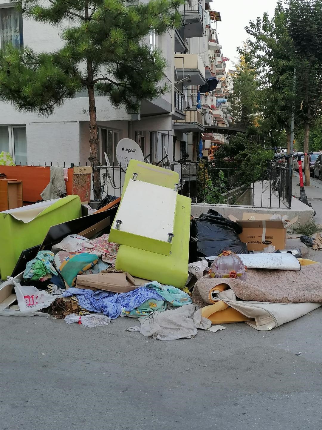 Odunpazarın da Yol Kenarına Bırakılan Atıklar Ve Mobilyalar Tepki Çekiyor
