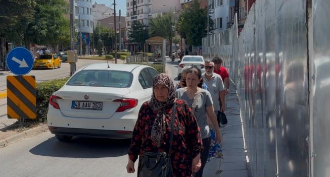 Sivrihisar Caddesi'nde İnşaat Paravanı Kaldırımı Kapattı