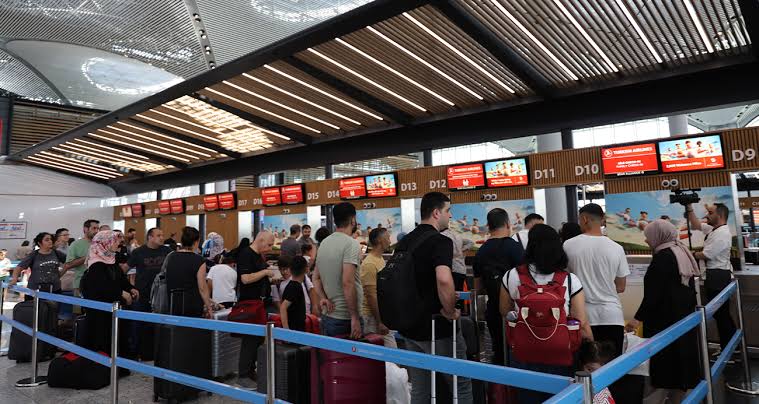 AB’nin Yeni Giriş/Çıkış Sistemi Sınırlarda Uzun Kuyruklara Neden Oldu