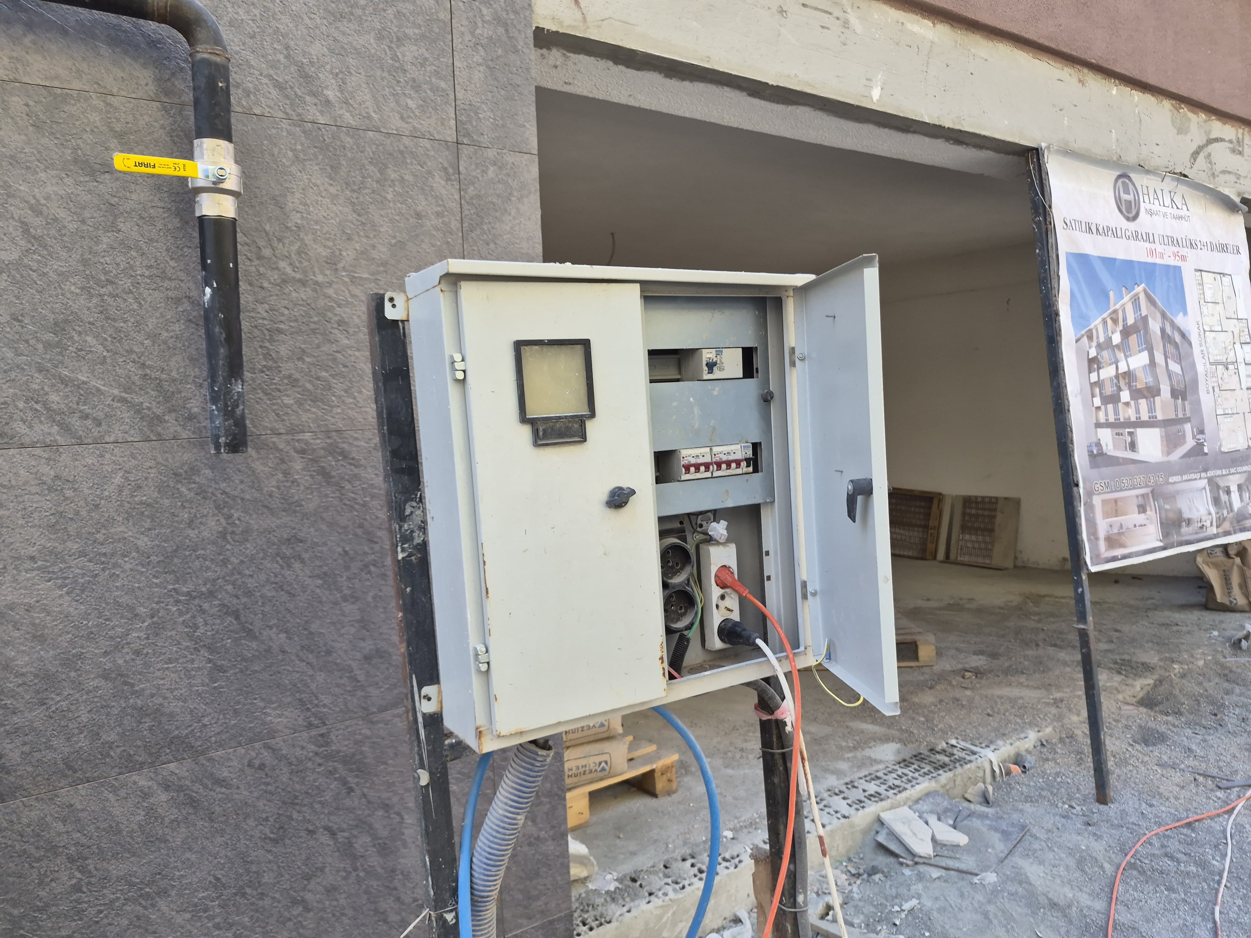 Eskişehir'de kapağı açık bırakılan elektrik panosu korkutuyor