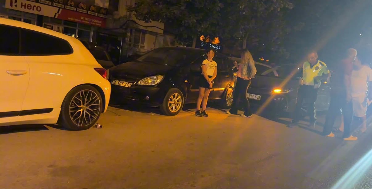 Kontrolden Çıkan Otomobil Park Halindeki Araçlara Çarptı