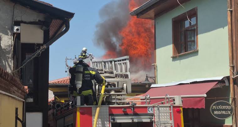 Tarihi Odunpazarı Evleri bölgesinde korkutan yangın: 2 kişi dumandan etkilendi