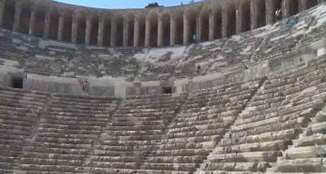 Aspendos'ta Şifanın 1800 Yıllık Sembolü Heykel Grubu Bulundu