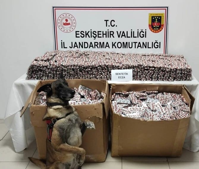 Jandarma 84 Bin Adet Sentetik Ecza Hapı Ele Geçirdi: 3 Tutuklama