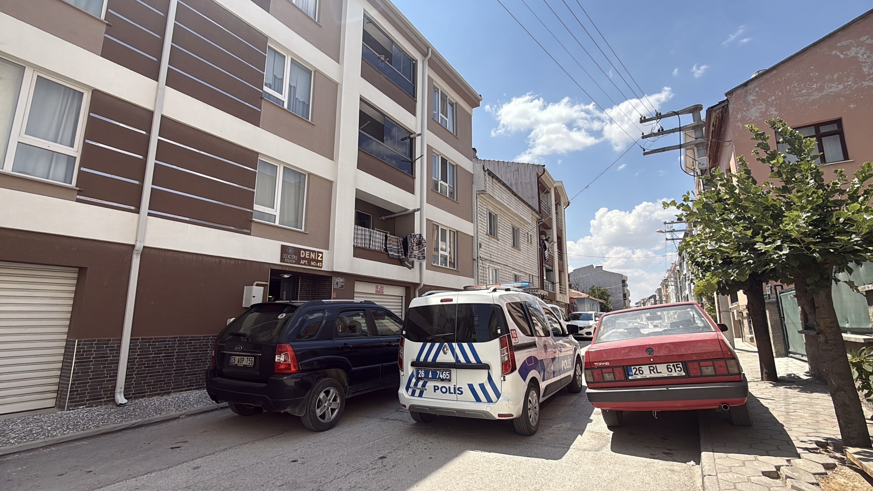 Dairenin camında otururken bahçeye düşen çocuk hastaneye kaldırıldı