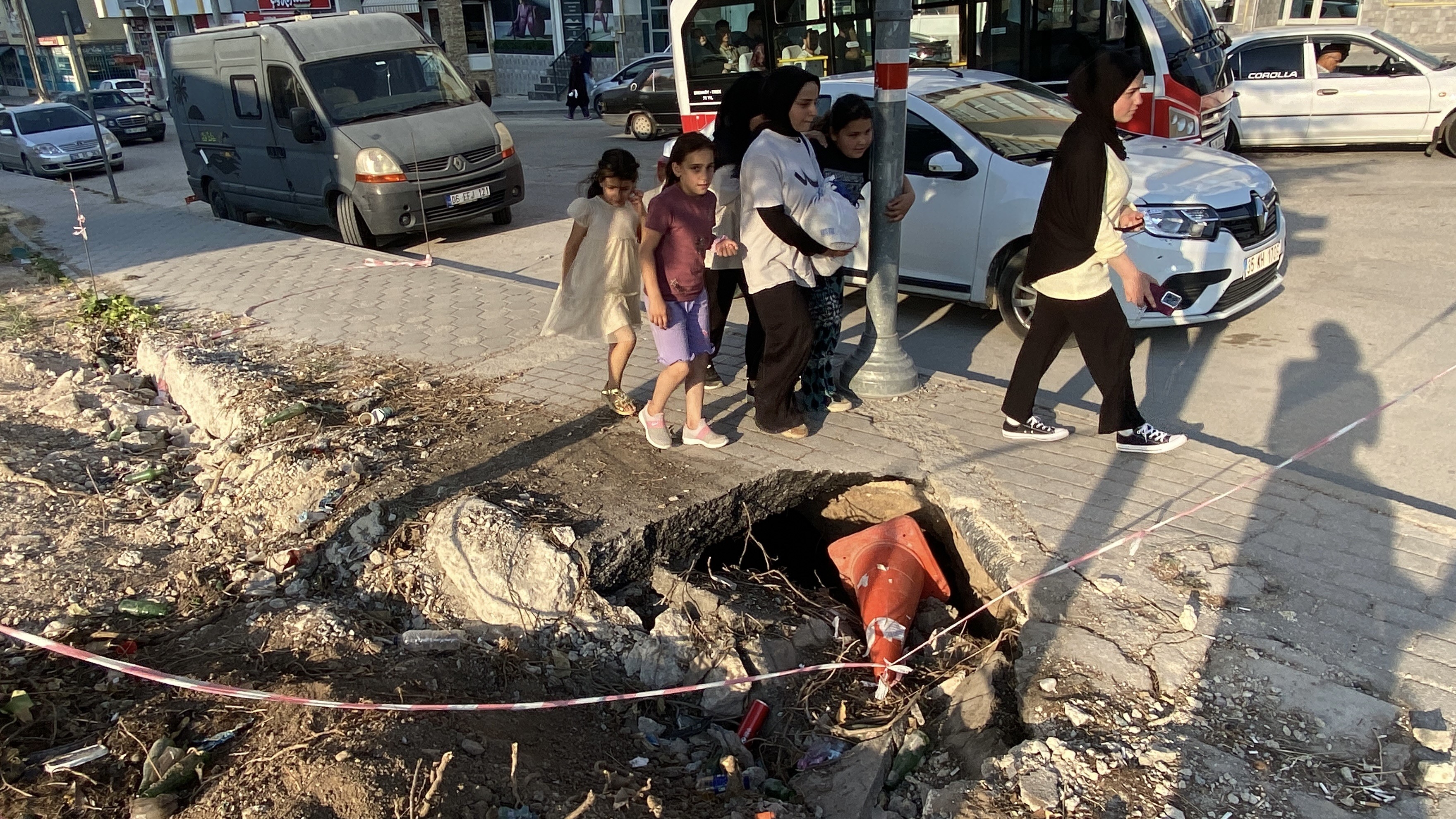 İnşaat Çevresindeki Kaldırımda Oluşan Göçükler Tehlike Saçıyor