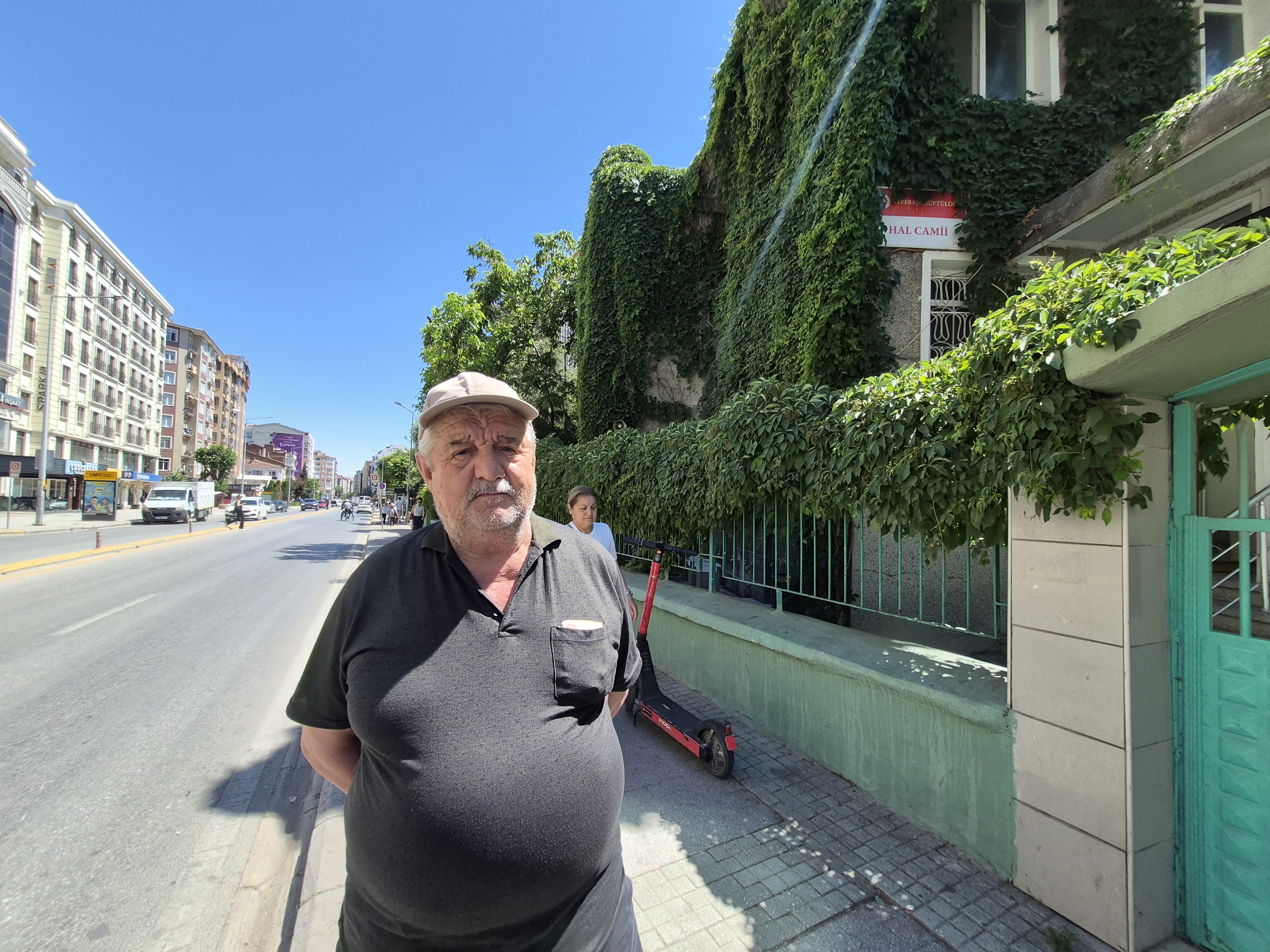 15 Yıldır Eskibağlar Hal Camii’ne Gözü Gibi Bakıyor