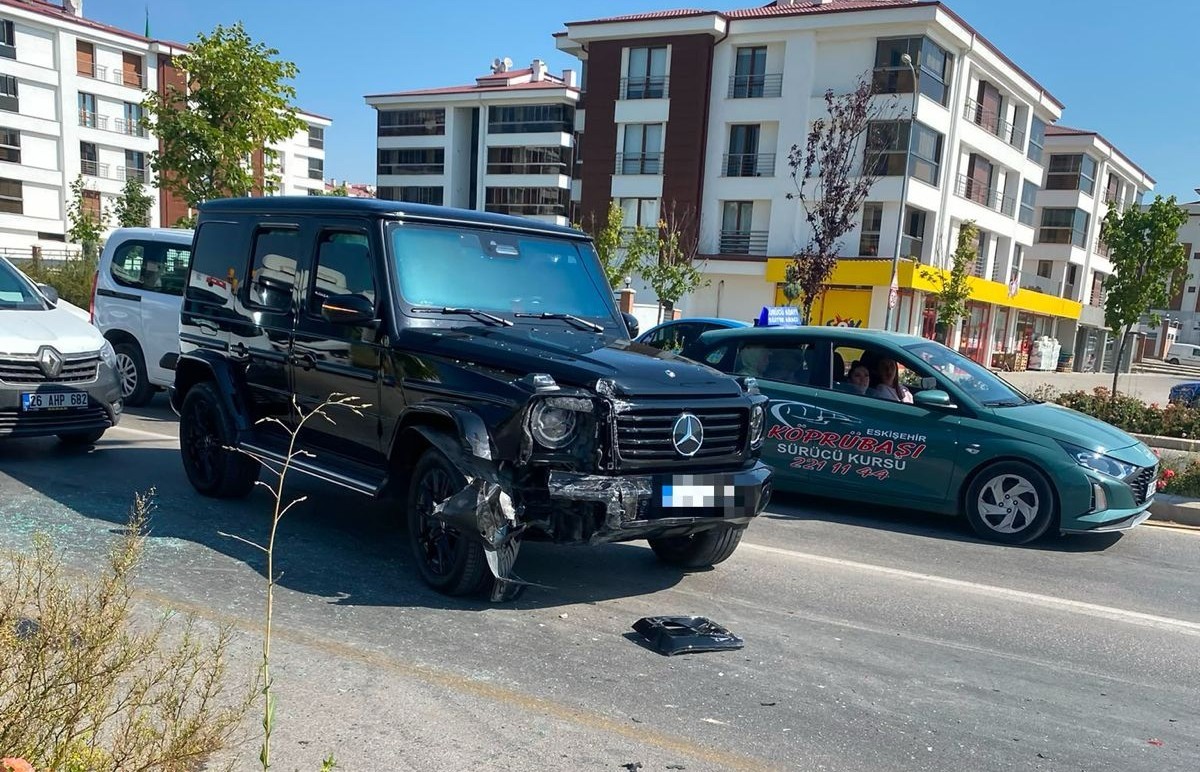 Tepebaşı’nda Lüks Ciple Otomobil Çarpıştı: Kaza Maddi Hasarla Atlatıldı