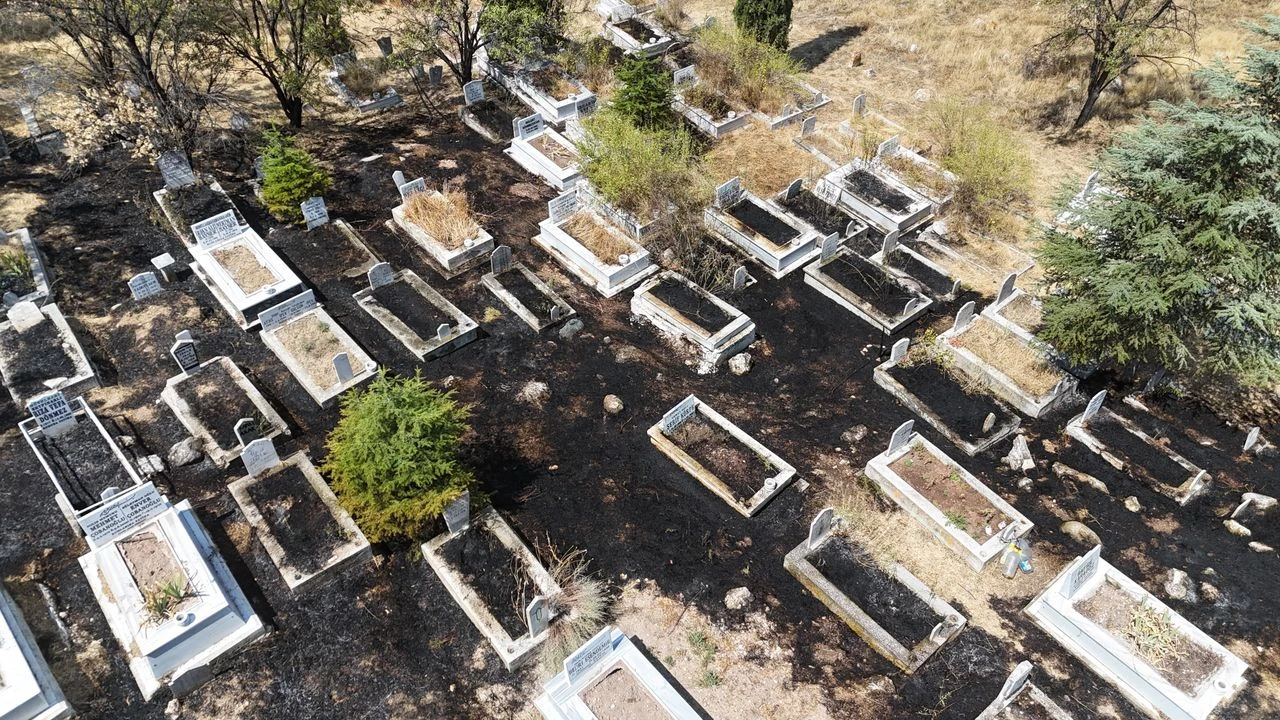 Eskişehir’de Mezarlıkta Yangın: Çok Sayıda Kabir Zarar Gördü
