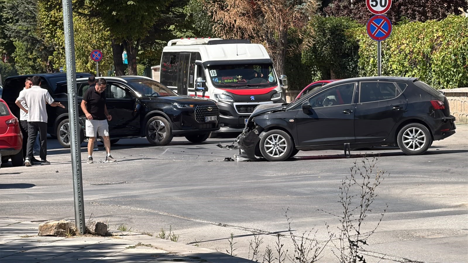 Eskişehir'de meydana gelen kazada iki araç kullanılamaz hale geldi