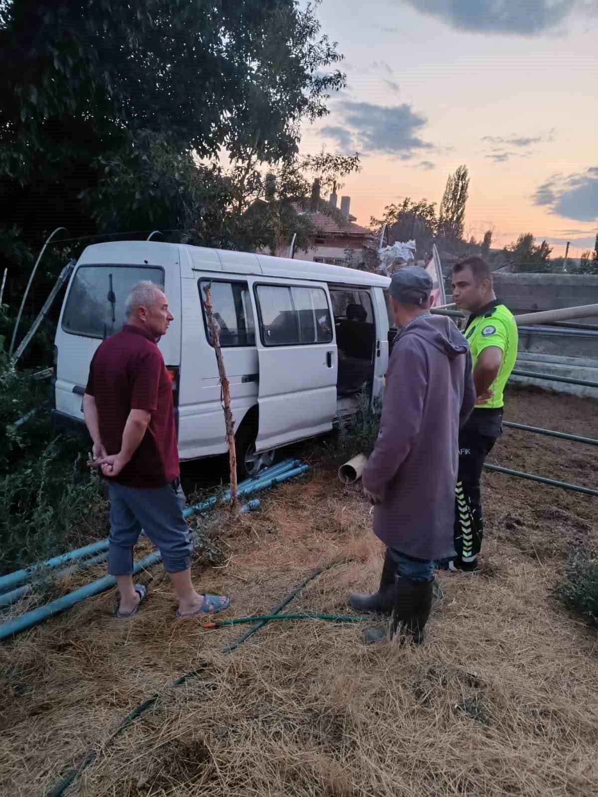 Bahçeden içeri girip alev alan minibüsü ev sahipleri musluk hortumuyla söndürdü