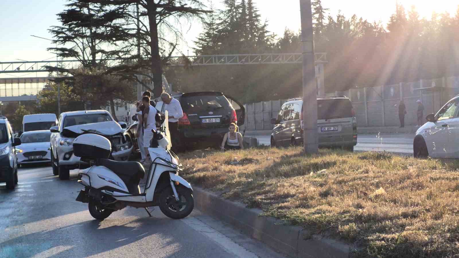 Eskişehir’de pikap ile çarpışan otomobil refüje çıktı