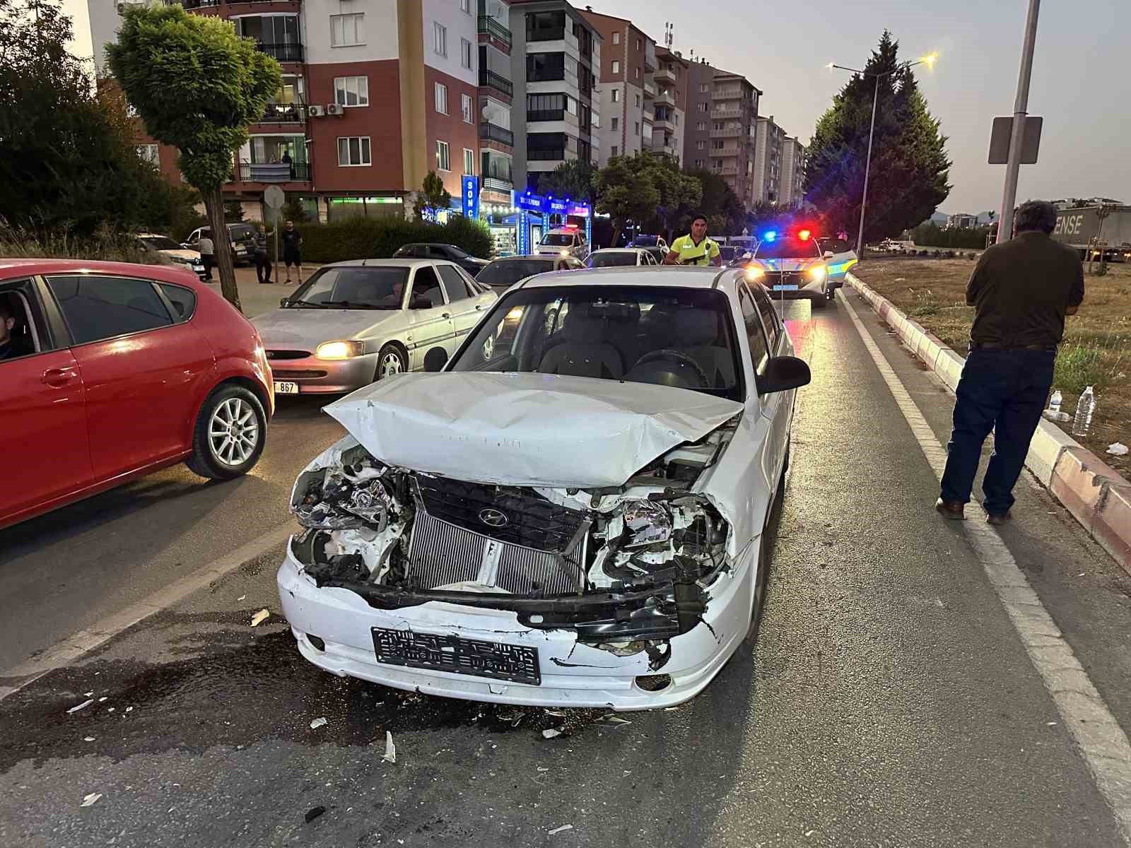 Kırmızı ışıkta bekleyen otomobile çarptı: 3 yaralı