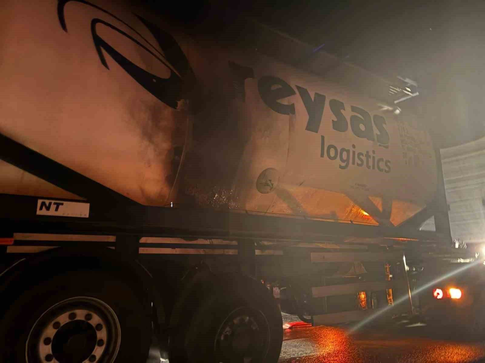 Bilecik’te seyir halindeki tırın dorsesi alev aldı